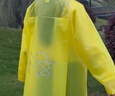 牧萌儿童雨衣带书包位男女童全身防水学生上学轻便TPU雨披 黄果冻 5XL 实拍图