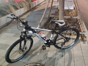 金武端自行车成人山地车公路赛车单车骑行变速超轻越野中学生初中青少年 旗舰版-辐条轮-黑白色 26寸21速 实拍图
