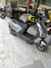凤凰（Phoenix）2025新款电动摩托车M95电动车72V超长续航代步车男女士电瓶车前后碟刹两轮长跑王电摩高速踏板车 升级款大牛八代枪灰色【护杠+尾箱】 60V24A载能铅酸-续航约75公里 实拍图
