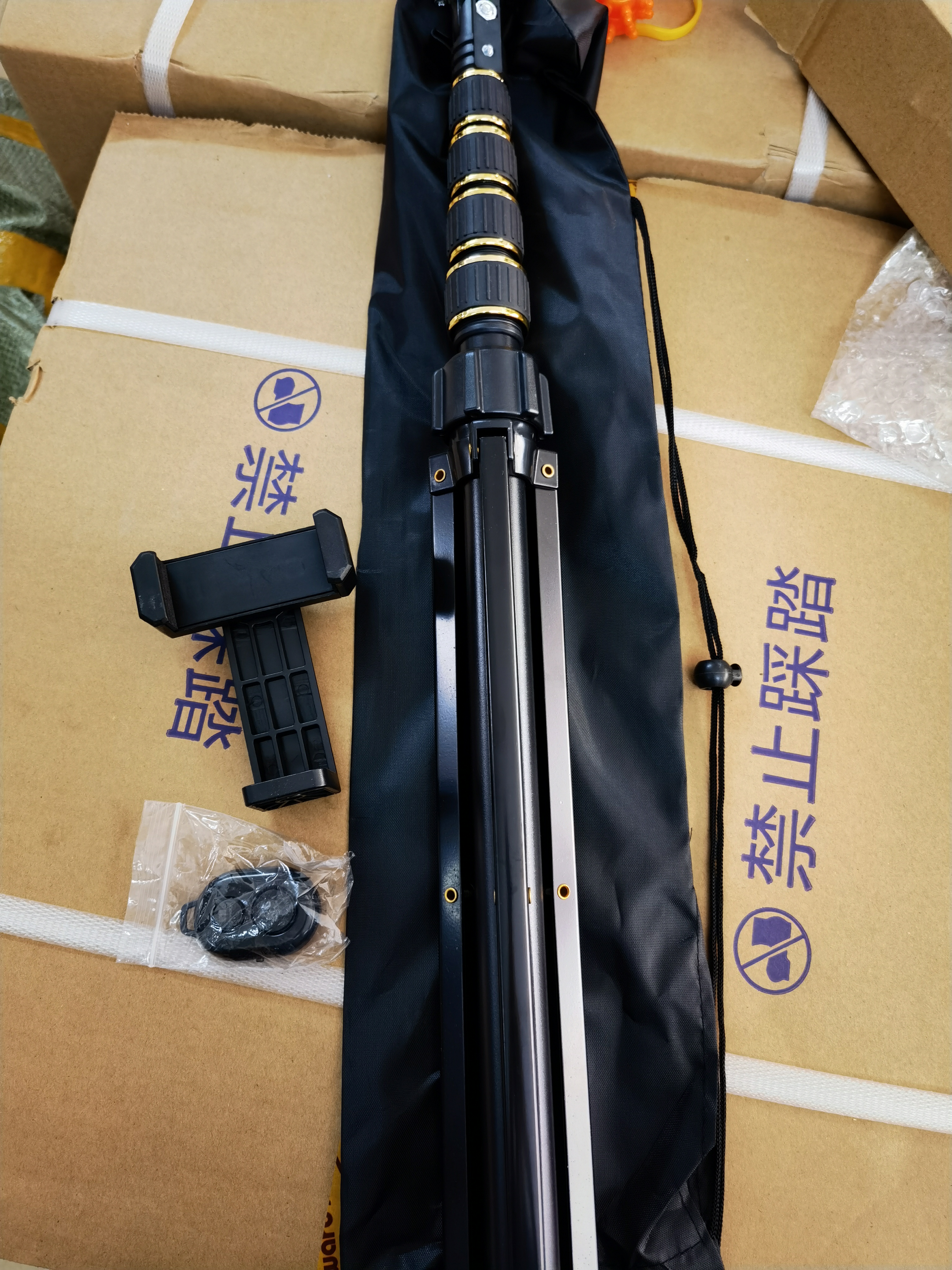 【落地三脚架】拍照手机支架直播自拍支架 网红短视频蓝牙遥控拍摄专用户外便携伸缩多功能三角架 2.1米*加厚合金支架+手机夹+收纳袋+蓝牙自拍器 实拍图
