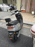 永久电动摩托车2025新款72V黑金石墨烯长续航NFC智能两轮电摩电动车 绿色/1800W/双碟刹 72V23A-全新黑金石墨烯-整车发货 实拍图