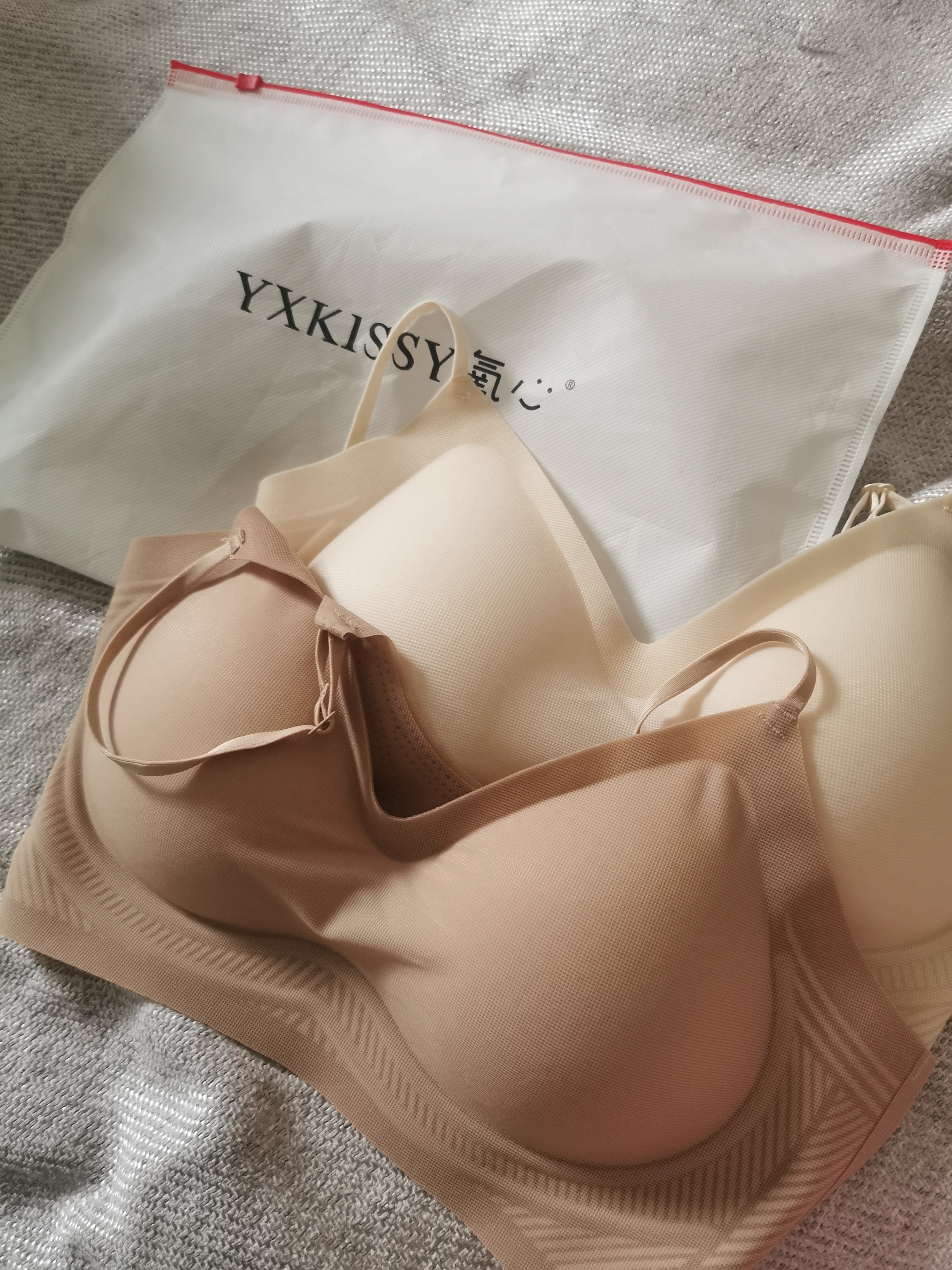 氧心（YANGXIN）两件装内衣女夏季无痕聚拢文胸无钢圈背心吊带运动女士胸罩美背 香槟+粉底肤【吊带款】 L 实拍图
