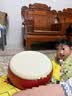 牛皮小鼓5-10寸儿童玩具早教敲锣打鼓幼儿园演出摆摊堂鼓打击乐器 10寸牛皮鼓+鼓棒+背带 实拍图