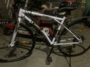 狮卡途死飞自行车成年人学生上下班代步车双碟刹减震变速越野公路赛车 30高刀-黑黑白色+骑行大礼包 26寸24速直把 实拍图