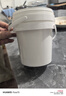 京东物流 食品级手提密封塑料桶包装桶钓鱼桶抓鱼桶水果冰粉桶摆摊桶龙虾打包盒300ml-5L 1L-乳白色（2个装）满口容量950ML 实拍图
