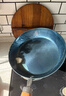 章丘铁锅手工小平底辅食锅煎锅烤肉锅煎蛋锅无涂层物理不粘锅炒锅平底锅 烤蓝木把 24cm 实拍图