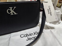 Calvin Klein时尚腋下包礼物通勤洋气包包金属字母拉链CK女包单肩法棍包DH3237 001-太空黑 OS 实拍图