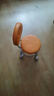 万向轮小凳子带滑轮矮凳家用换鞋凳儿童靠背椅子客厅圆凳软包板凳 橘橙色-加固护腰碳钢架-万向轮 实拍图