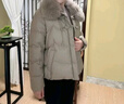 鸭鸭（YAYA）中年妈妈装羽绒服女短款狐狸毛领冬装中老年人女装加厚防寒外套 卡其灰色 L 实拍图