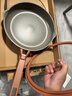 苏泊尔（SUPOR）有钛平底不粘锅 抗菌率99.9%星星石耐磨煎锅28cm EJ28AKJ01 实拍图