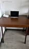 华舟实木书桌简约小户型家用写字桌台式电脑桌卧室学习桌 1.0米胡桃色 实拍图