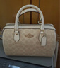 蔻驰（COACH）【品牌直供】女士ROWAN中号手提单肩斜挎波士顿包沙黄粉笔白CV961 实拍图