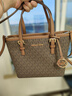 MICHAEL KORS礼物轻奢MK女包JET SET TRAVEL斜挎托特包菜篮子迷你深棕/橡果棕 实拍图