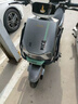 凤凰（Phoenix）2025新款电动摩托车M95电动车72V超长续航代步车男女士电瓶车前后碟刹两轮长跑王电摩高速踏板车 升级款大牛八代枪灰色【护杠+尾箱】 60V24A载能铅酸-续航约75公里 实拍图
