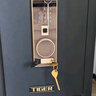 虎牌保险柜家用小型指纹密码WiFi保险箱办公全钢防盗可入墙 60金刚黑 驭尚系列（触控密码+TOUCH指纹识别） 实拍图