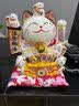 吉猫堂招财猫开业大摆件店铺开业送礼前台收银台装饰品家居乔迁送礼礼品 【盆满金溢】32CM高【八方来财】 X 摇手猫 【礼盒+坐垫+围脖】电池插电两用 实拍图
