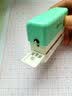 四季年华多功能打孔器圆环孔b5活页本打孔机多孔打洞器小型六孔装订打眼器a4a5纸张打洞机手账手动 千野绿波+20个装订环（两种色系款式）+贴纸 无规格 实拍图