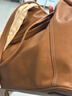 裘真008水桶包女斜挎通勤大容量真皮复古小众植鞣牛皮包包 大象灰-大号 实拍图