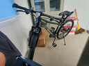 永久自行车成人山地车自行车学生男女铝合金变速公路自行车油碟单车 【钢架/全套密封轴承】黑金色 24速 26寸【推荐155-185cm】 实拍图