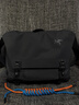 ARC'TERYX始祖鸟 GRANVILLE 10 COURIER BAG 男女同款 单肩包 BLACK/黑色 均码 实拍图