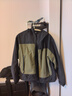 京东京造穿山甲700春季超耐撕冲锋衣硬壳夹克防水挂里外套男女 黑绿拼 M 实拍图