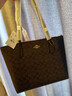 蔻驰（COACH）【品牌直供】女士大号大容量单肩手提托特包胡桃木拼黑色CBT20 实拍图