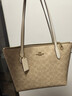 蔻驰（COACH）【品牌直供】女士FIONA24手提单肩托特包沙黄配白垩色CBT18 实拍图