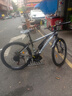 金武端自行车成人山地车公路赛车单车骑行变速超轻越野中学生初中青少年 顶配版-辐条轮-黑白色 26寸21速 实拍图