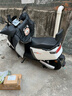 永久电动摩托车2025新款72V黑金石墨烯长续航NFC智能两轮电摩电动车 白色/1200W/前碟后鼓 72V23A-全新黑金石墨烯-整车发货 实拍图