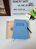 慢作 2026年日程本笔记本本子工作管理效率手册纪事本商务日记本365天日历本记录本办公用品可定制 【竖纹】清新蓝/408页 A5 实拍图