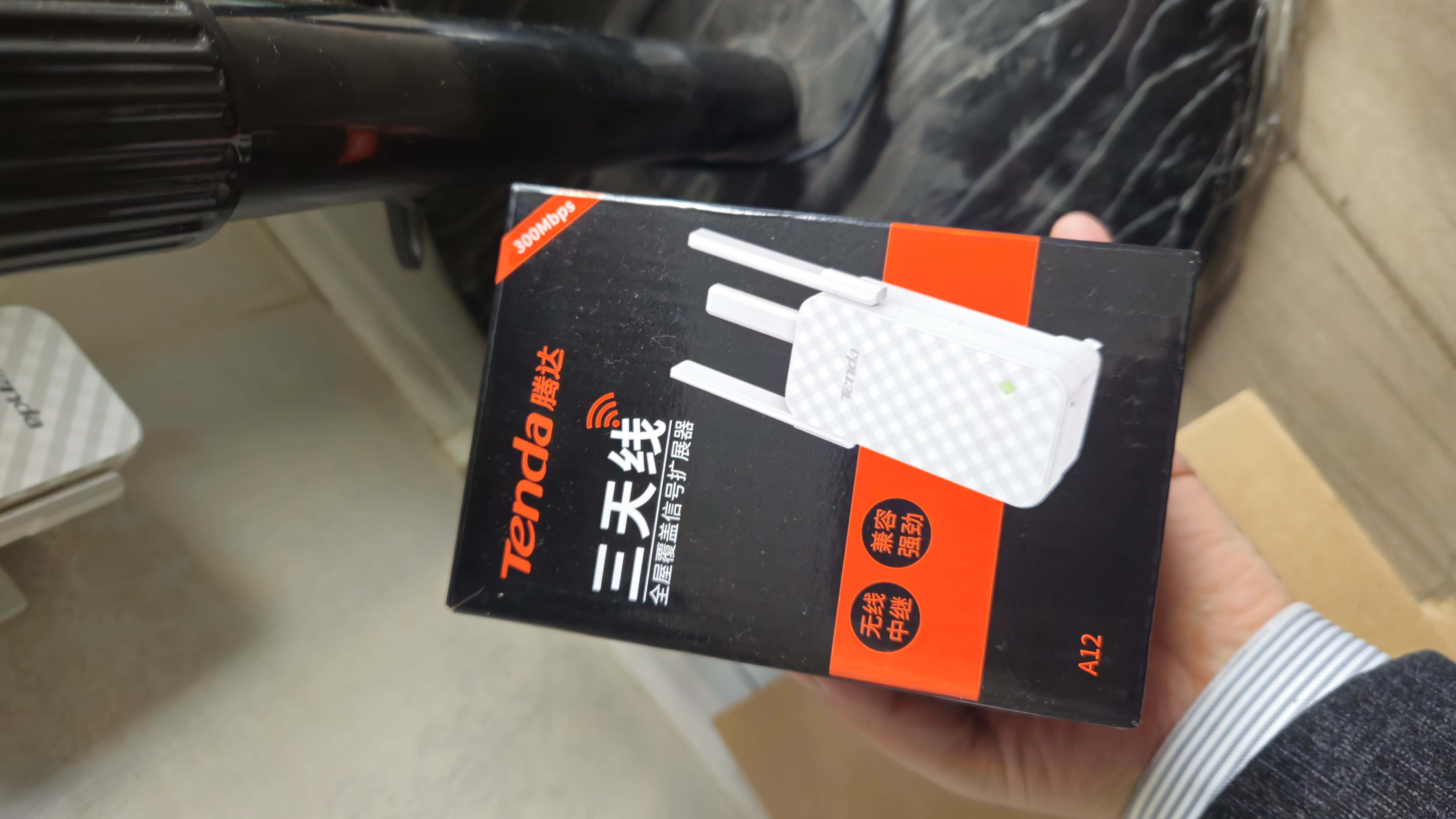 Tenda腾达WiFi信号放大器Wi-Fi网络增强无线扩展 中继 全屋覆盖扩大器 家用路由器穿墙王拓展桥接器A12  实拍图
