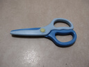 得力（deli）【超级爆款】儿童安全手工剪刀/学生塑料裁纸刀 小学生幼儿剪子 蓝色6067 实拍图