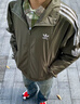 adidas情侣款复古风梭织立领夹克外套男女秋季阿迪达斯官方三叶草 岩层橄榄绿   XS   实拍图