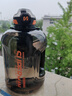 恩尔美（nRMEi）吨杯吨桶运动水杯超大容量男健身Tritan茶水分离耐高温水壶杯子 【提绳背带/双饮-磨砂黑】2600ml 实拍图