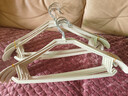 晟旎尚品 衣架宽肩无痕晾衣架子加厚防滑塑料大衣挂撑子成人衣服架20只装 实拍图