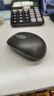 罗技（Logitech）M196 无线蓝牙鼠标 办公鼠标 笔记本商务办公家用 小巧便携 对称手型 石墨灰 实拍图