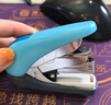 普乐士 PLUS迷你型轻松订书机办公学生用文具省力手握式订书器小号可装订32页ST-010VNH 蓝色 实拍图