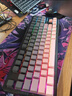 狼蛛（AULA）F87ProV2客制化无线机械键盘电竞游戏专用  蓝牙/2.4G/有线三模连接全键热插拔gasket结构办公键盘 F87ProV2大宗师版【海棠轴】黑莓粉侧刻 实拍图
