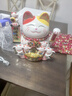 梦选招财猫开业大摆件实用自动电动摇手大号陶瓷新店开业大吉乔迁礼物 [镇店之宝]30*24*32招财摇手猫 【礼盒+坐垫+围脖】电池插电两用 实拍图