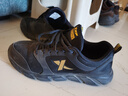 特步男鞋跑步鞋新款秋季厚底旅游透气轻便皮网面休闲运动鞋慢跑鞋子男 黑金-(网面) 42 实拍图