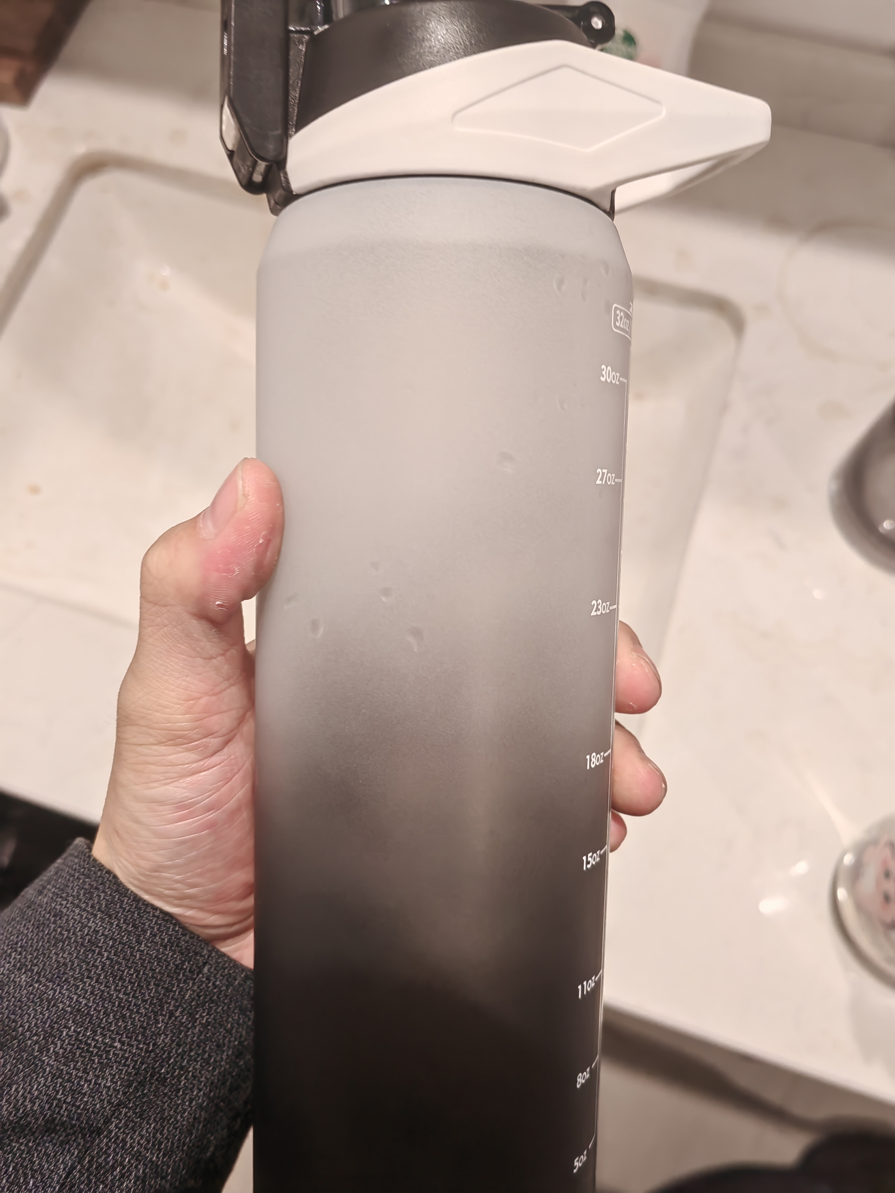 Jidaocook运动水杯大容量男女学生健身户外防摔渐变色刻度塑料水壶 灰黑色茶隔1000ml 实拍图