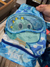 特步（XTEP）游泳收纳包儿童游泳包干湿分离男女童防水包双肩包 蓝色鳄鱼 实拍图