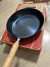 章丘铁锅手工小平底辅食锅煎锅烤肉锅煎蛋锅无涂层物理不粘锅炒锅平底锅 烤蓝木把 28cm 实拍图