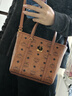 MCM官旗TONI迷你菜篮子手提包托特包通勤包斜挎女包 干邑色 迷你 实拍图