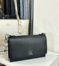 Calvin Klein通勤风小众单肩包礼物荔枝纹包包金属搭扣链条翻盖CK女包斜挎包 UB1-太空黑 OS 实拍图