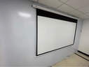 虾皮 电动投影幕布家用遥控自动升降抗光壁挂幕卧室家庭影院投影仪幕布支持3D高清4K电动幕布投影幕布 白玻纤 72英寸16:9电动幕+遥控（航空双插） 实拍图