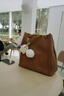 裘真008水桶包女斜挎通勤大容量真皮复古小众植鞣牛皮包包 大象灰-大号 实拍图
