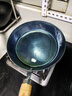 章丘铁锅手工小平底辅食锅煎锅烤肉锅煎蛋锅无涂层物理不粘锅炒锅平底锅 烤蓝木把 24cm 实拍图