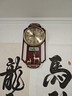 康巴丝（Compas）新中式轻奢日历挂钟2025新款家用时尚时钟客厅钟表挂墙高档大气 福鹿红木纹（AI智能自动对时） 实拍图