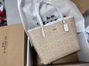 蔻驰（COACH）【品牌直供】女士CITY33经典标志单肩托特包奶茶拼白色CV976 实拍图